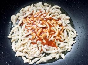 倒入酱汁翻炒一分钟即可出锅。