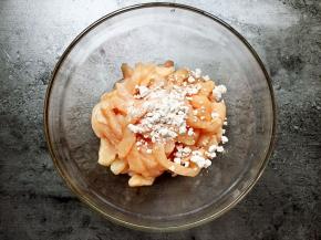 鸡肉切丝加入适量淀粉拌匀。