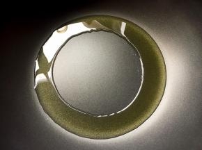 热锅倒油烧至八成热。