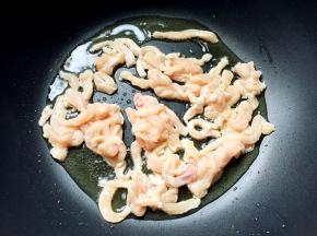 放入鸡肉丝翻炒变色。