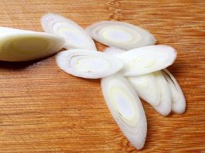 将大葱切成如图薄片。