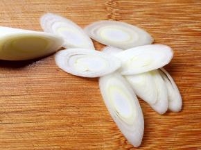将大葱切成如图薄片。