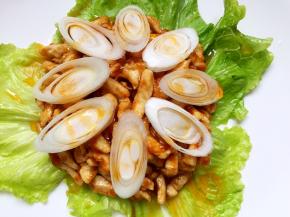 将锅里剩的油淋入大葱头上。