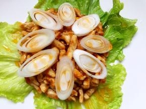 将锅里剩的油淋入大葱头上。