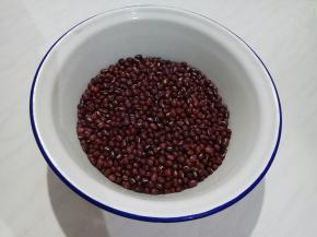 红豆洗净。