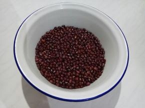 红豆洗净。