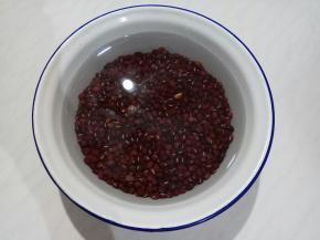 泡清水里一晚上。