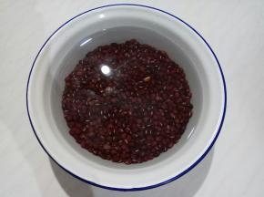 泡清水里一晚上。