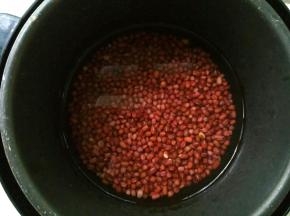 放入电压力锅中，添加沒过红豆表面的清水。