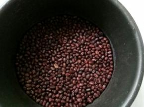 半小时焖好后，多余水分基本被豆子吃尽。