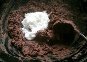 起锅倒油，放入豆子，一边炒一边用勺子背儿碾压，最后放入白糖。