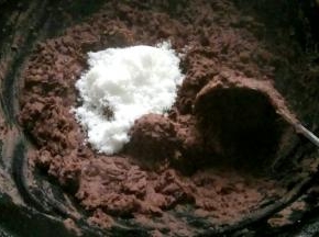 起锅倒油，放入豆子，一边炒一边用勺子背儿碾压，最后放入白糖。