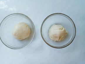 分别和成光滑面团，盖上保鲜膜松弛30分钟。