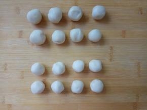 A油皮和B油酥面团分别分成8份。
A油皮：16g每个，共8个
B油酥：11g每个，共8个