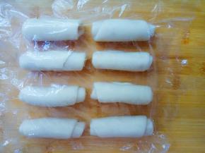 全部卷好，盖保鲜膜，松弛20分钟。