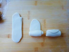 松弛好后，取一个面卷儿按扁，擀长再卷起。