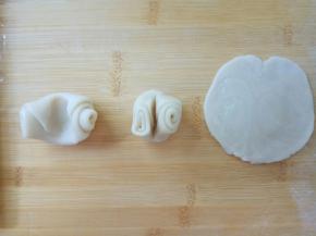 松弛好后，取一个面卷，用手指在中间按一下，左右两头向中间对折，向下按扁，擀成中间厚边缘薄的圆片。