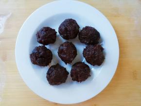 枣泥分成8份，每份约20g。