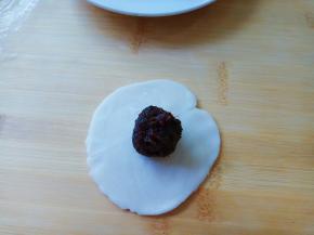 用刚才擀好的面皮，放入枣泥。