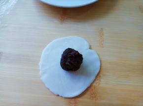 用刚才擀好的面皮，放入枣泥。