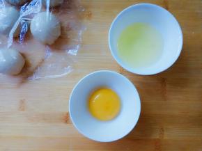 鸡蛋蛋白、蛋黄分离。