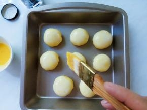 蛋黄液打散，刷表面。