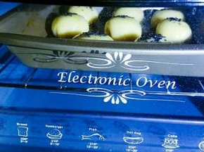 放入烤箱中层，上下火预热。200℃，20分钟，再180度5分钟即可。