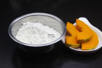 准备食材：面粉、南瓜、白砂糖、酵母等。