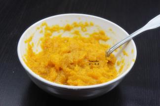 南瓜去皮，蒸熟，压成南瓜泥；