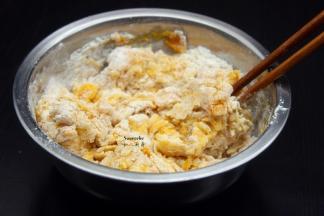 酵母溶解加入面粉中，白砂糖加入南瓜泥中，再混合面粉中拌均。