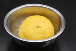 揉成光滑的南瓜面团，盖上盖子静放；