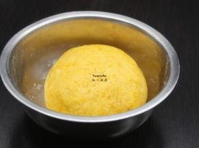 揉成光滑的南瓜面团，盖上盖子静放；