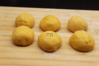 发酵好面团，再次揉，排气，分成小面团；