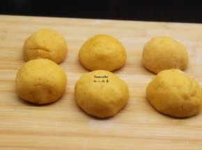 发酵好面团，再次揉，排气，分成小面团；