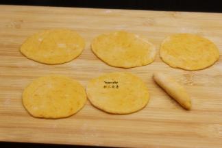 取五个面团擀薄，一个面团做成长条；