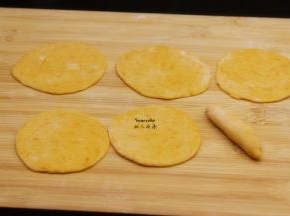 取五个面团擀薄，一个面团做成长条；