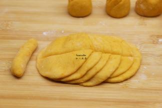 面团分别叠起来，中间用筷子压一下放入长条卷起来；