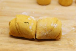 卷好的面团，从刚刚压过的痕迹中切开，就是二朵玫瑰花；