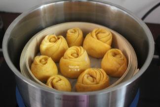 清水煮沸，放入锅中蒸9分钟；蒸好的馒头趁热取出，即可吃PS： PS：馒头大小和火大小不同，蒸熟的时间略有不同。