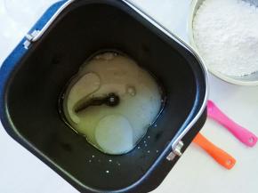 牛奶、鸡蛋液、玉米油，盐、糖（对角位置）放入面包桶中。