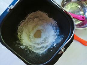 高粉铺上去，中间扒窝儿，放酵母，再盖上面粉。