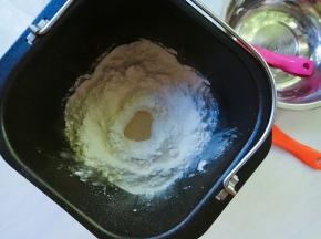 高粉铺上去，中间扒窝儿，放酵母，再盖上面粉。