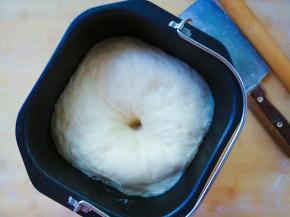 面团和好后，进行发酵。手在面团上戳个窝，面团不回缩，不下陷即可。