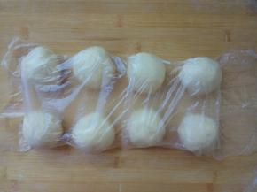 盖上保鲜袋，松弛15分钟。