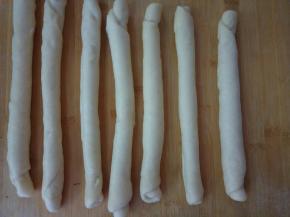 因为小兔子制作步骤长些，天气热，一个一个做，估计最后一个小兔做完，第一个就开始长胖了。
所以把全部面团都整理成长条，盖上保鲜膜静置一边备用。