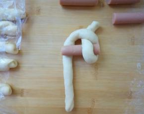 右边一条向上卷，从肠的上表面盖过去，再从u行的孔处穿出去。