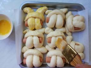 发酵变大后取出，刷蛋黄液。