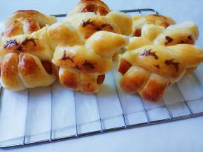 出炉，用巧克力笔画上表情。