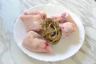 牛奶根炖猪蹄 材料：牛奶根一小捆 猪蹄一个 调料：料酒 盐