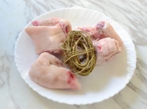 牛奶根炖猪蹄 材料：牛奶根一小捆 猪蹄一个 调料：料酒 盐